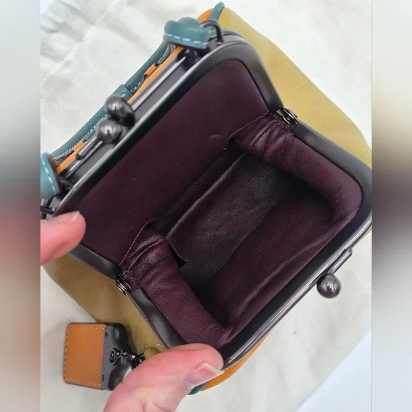 š„RAREš„Coach 1941 Double Kisslock Frame 23 W/ Links Goldenrod Multi - Picture 13 of 16